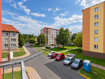 Pohled do ulice - Prodej bytu 2+1 v osobním vlastnictví 47 m², Podbořany