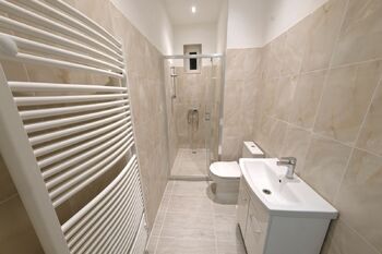 Koupelna 4,26 m² - Pronájem bytu 2+kk v osobním vlastnictví 35 m², Praha 8 - Libeň