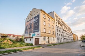 bytový dům pohled z venku - Pronájem bytu 2+kk v osobním vlastnictví 35 m², Praha 8 - Libeň
