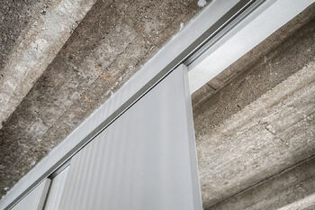 detail posuvné dveře - Prodej bytu 2+kk v osobním vlastnictví 45 m², Praha 10 - Vršovice