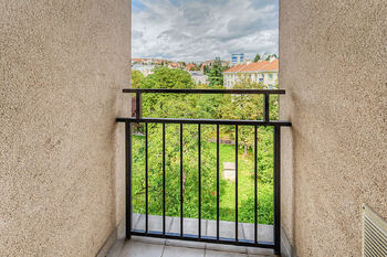 balkón v mezipatře - Prodej bytu 2+kk v osobním vlastnictví 45 m², Praha 10 - Vršovice