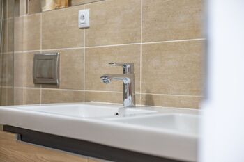 Koupelna - Prodej bytu 3+kk v osobním vlastnictví 79 m², Hořovice