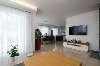 Obytná místnost - Prodej domu 177 m², Kostelní Hlavno