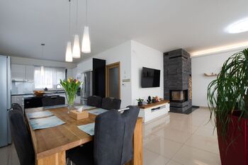 Obytná místnost - Prodej domu 177 m², Kostelní Hlavno