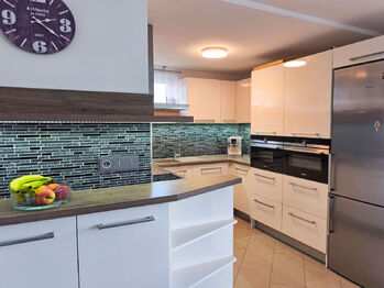 Luxusní kuchyňský kout včetně spotřebičů.  - Pronájem bytu 4+1 v osobním vlastnictví 95 m², Nová Ves