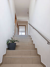 Schody do bytu.  - Pronájem bytu 4+1 v osobním vlastnictví 95 m², Nová Ves
