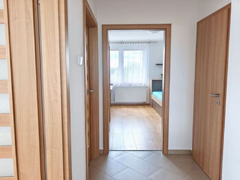 Chodba u ložnic.  - Pronájem bytu 4+1 v osobním vlastnictví 95 m², Nová Ves