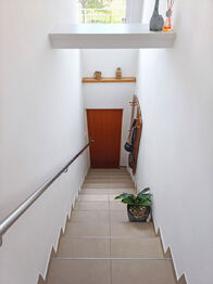 Schody do bytu.  - Pronájem bytu 4+1 v osobním vlastnictví 95 m², Nová Ves