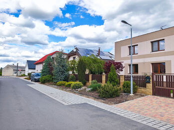 Pohled na rodinný dům z ulice. - Pronájem bytu 4+1 v osobním vlastnictví 95 m², Nová Ves
