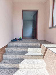 Vstup do domu.  - Pronájem bytu 4+1 v osobním vlastnictví 95 m², Nová Ves