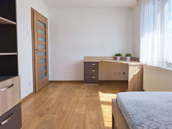Dětský pokoj s vestavěným nábytkem. - Pronájem bytu 4+1 v osobním vlastnictví 95 m², Nová Ves