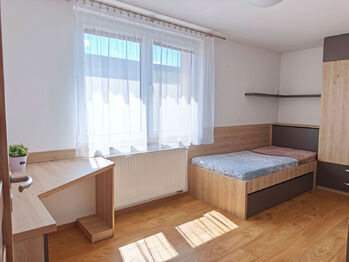Dětský pokoj s vestavěným nábytkem. - Pronájem bytu 4+1 v osobním vlastnictví 95 m², Nová Ves