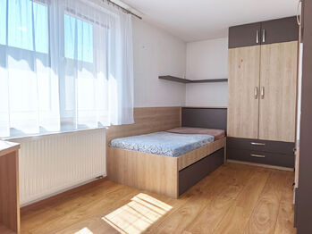 Dětský pokoj s vestavěným nábytkem. - Pronájem bytu 4+1 v osobním vlastnictví 95 m², Nová Ves