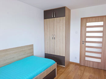 Dětský pokoj s vestavěným nábytkem. - Pronájem bytu 4+1 v osobním vlastnictví 95 m², Nová Ves