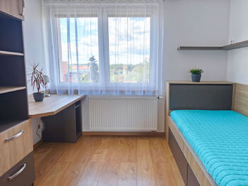 Dětský pokoj s vestavěným nábytkem. - Pronájem bytu 4+1 v osobním vlastnictví 95 m², Nová Ves