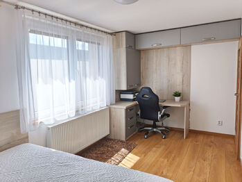 Ložnice s vestavěným nábytkem.  - Pronájem bytu 4+1 v osobním vlastnictví 95 m², Nová Ves