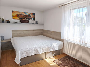 Ložnice s vestavěným nábytkem.  - Pronájem bytu 4+1 v osobním vlastnictví 95 m², Nová Ves
