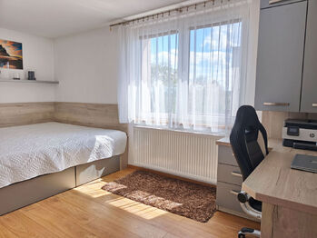 Ložnice s vestavěným nábytkem.  - Pronájem bytu 4+1 v osobním vlastnictví 95 m², Nová Ves
