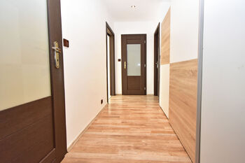 Vstupní chodba s šatní skříní. - Pronájem bytu 3+1 v družstevním vlastnictví 69 m², Neratovice
