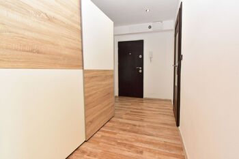 Vstupní chodba s šatní skříní. - Pronájem bytu 3+1 v družstevním vlastnictví 69 m², Neratovice