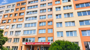Pohled na budovu z ulice Dr. E. Beneše. - Pronájem bytu 3+1 v družstevním vlastnictví 69 m², Neratovice