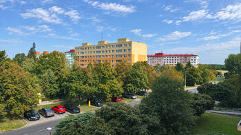 Výhled z oken ložnic do ulice Dr. E. Beneše a zeleně..  - Pronájem bytu 3+1 v družstevním vlastnictví 69 m², Neratovice