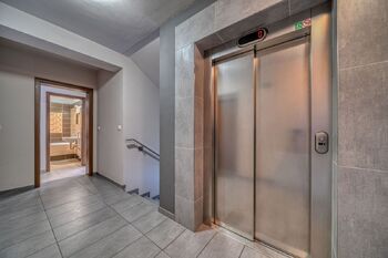 pohled k bytu od výtahu - Pronájem bytu 1+kk v osobním vlastnictví 31 m², Kolín