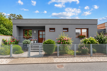 Pohled na dům z přední části - Prodej domu 87 m², Mělník