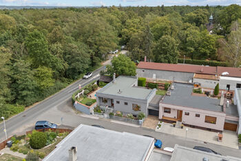 Pohled na okolí a venkovní dům - Prodej domu 87 m², Mělník