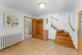 Schodiště do prostorného suterénu  - Prodej domu 87 m², Mělník