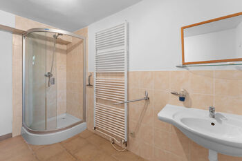 Koupelna v suterénu - Prodej domu 87 m², Mělník