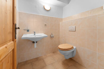 Toaleta v suterénu  - Prodej domu 87 m², Mělník