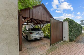 Vjezd na další kryté stání  - Prodej domu 87 m², Mělník