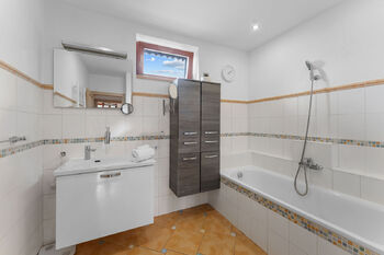 Prostorná a světlá koupelna v přízemí  - Prodej domu 87 m², Mělník