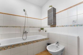 Koupelna s vanou v přízemí  - Prodej domu 87 m², Mělník