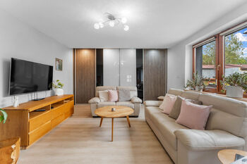 Moderně zařízený obývací pokoj - Prodej domu 87 m², Mělník