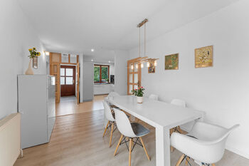Moderně zařízená jídelní část pro celou rodinu - Prodej domu 87 m², Mělník