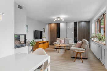 Prostorný obývací pokoj s krbem a jídelní částí - Prodej domu 87 m², Mělník