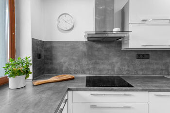 Moderní a světlá kuchyně, plně zařízená s indukční deskou  - Prodej domu 87 m², Mělník