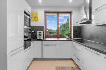 Moderní a světlá kuchyně s výhledem do ulice - Prodej domu 87 m², Mělník
