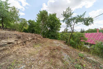 prostor pro budoucí garáž - Prodej pozemku 692 m², Přibyslavice