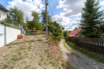 příjezdová cesta - Prodej pozemku 692 m², Přibyslavice