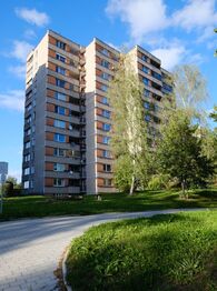 pohled na dům - Pronájem bytu 1+kk v osobním vlastnictví 36 m², Liberec