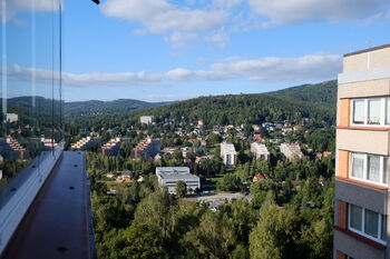 výhled z kuchyně - Pronájem bytu 1+kk v osobním vlastnictví 36 m², Liberec