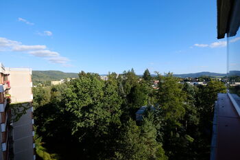 výhled z lodžie - Pronájem bytu 1+kk v osobním vlastnictví 36 m², Liberec