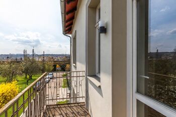 Pohled na příjezdovou komunikaci - Prodej obchodních prostor, Praha 10 - Hostivař
