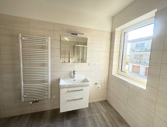 Koupelna se sprchovým koutem i vanou - Pronájem bytu 3+kk v osobním vlastnictví 99 m², Lanškroun