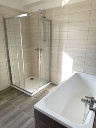 Koupelna se sprchovým koutem i vanou - Pronájem bytu 3+kk v osobním vlastnictví 99 m², Lanškroun