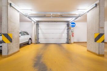 Vjezd/výjezd - Prodej garážového stání 11 m², Praha 4 - Nusle