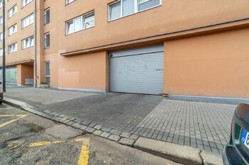 Vjezd/výjezd - Prodej garážového stání 11 m², Praha 4 - Nusle